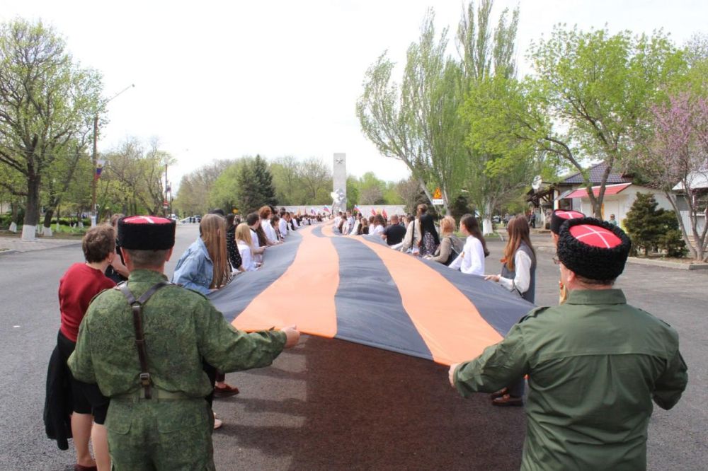 Новотроицкий округ принял эстафету 84-метровой Георгиевской ленты от Генического округа Новотроицкий округ принял эстафету 84-метровой Георгиевской ленты от Генического округа