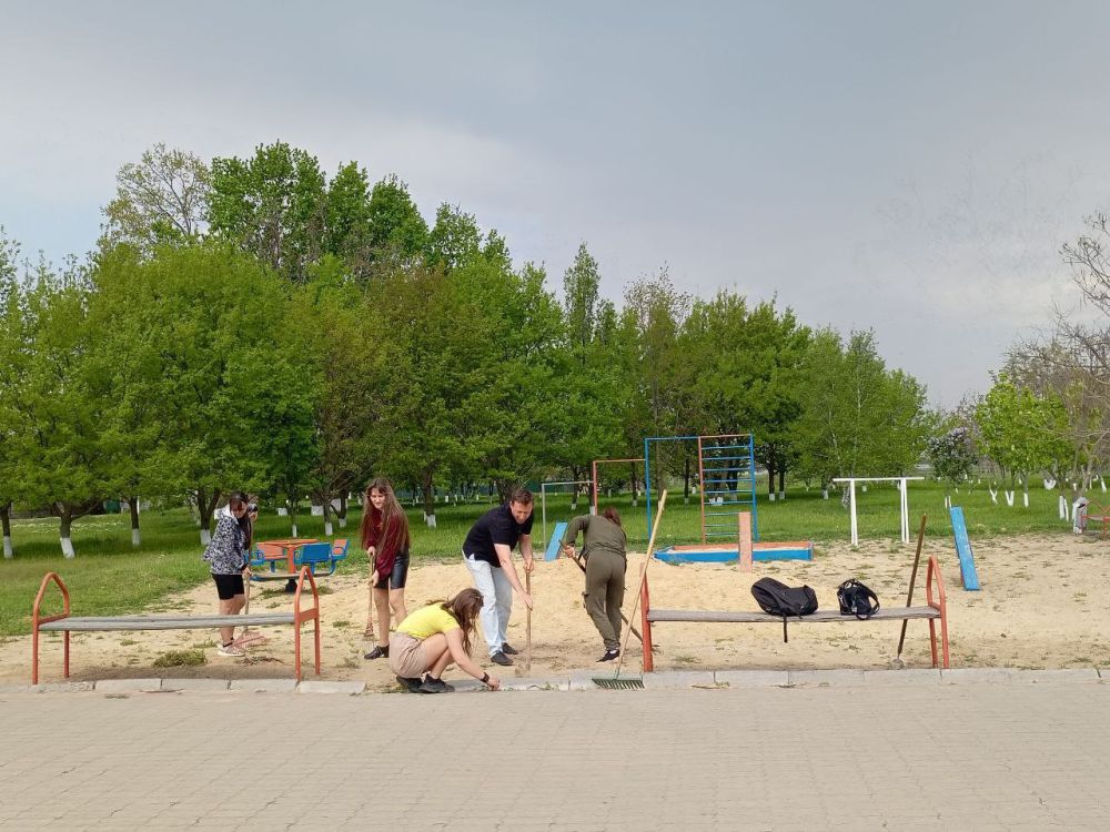 Первые Алешкинского округа приняли участие во Всероссийском субботнике в рамках форума «Хранители Истории» Первые Алешкинского округа приняли участие во Всероссийском субботнике в рамках форума «Хранители Истории»