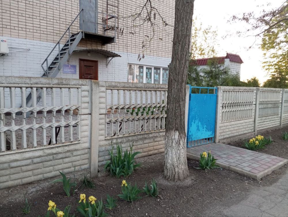 В рамках Всероссийского субботника работники Тавричанской и Марьяновской библиотек провели экологические акции по благоустройству территорий возле своих учреждений культуры В рамках Всероссийского субботника работники Тавричанской и Марьяновской библиотек провели экологические акции по благоустройству территорий возле своих учреждений культуры