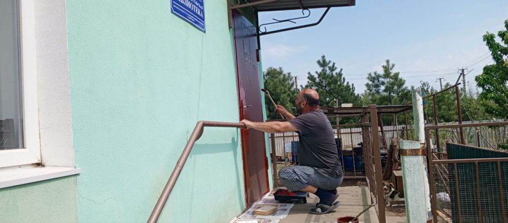 В рамках Всероссийского субботника работники Тавричанской и Марьяновской библиотек провели экологические акции по благоустройству территорий возле своих учреждений культуры В рамках Всероссийского субботника работники Тавричанской и Марьяновской библиотек провели экологические акции по благоустройству территорий возле своих учреждений культуры