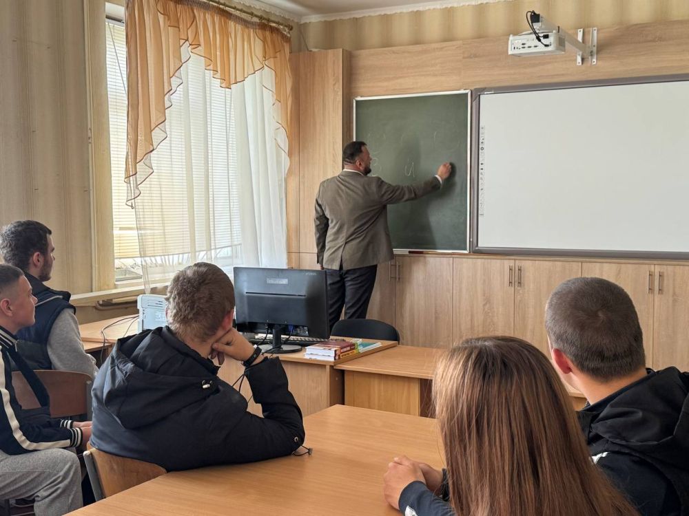 Встреча с депутатом от «Единой России» ко Дню российского парламентаризма прошла в Чаплинском округе Встреча с депутатом от «Единой России» ко Дню российского парламентаризма прошла в Чаплинском округе