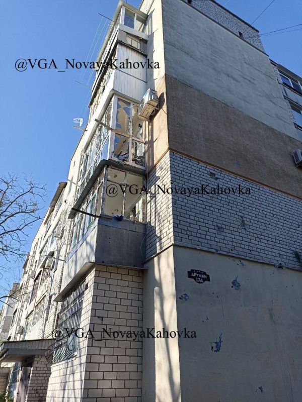 В результате очередного обстрела со стороны ВСУ, в Новой Каховке повреждены два многоквартирных дома и здание детского сада В результате очередного обстрела со стороны ВСУ, в Новой Каховке повреждены два многоквартирных дома и здание детского сада