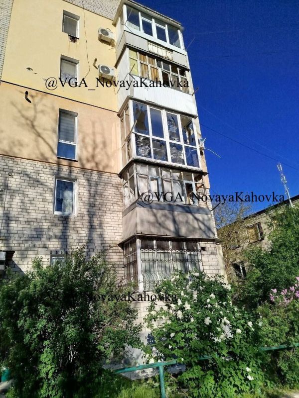 В результате очередного обстрела со стороны ВСУ, в Новой Каховке повреждены два многоквартирных дома и здание детского сада В результате очередного обстрела со стороны ВСУ, в Новой Каховке повреждены два многоквартирных дома и здание детского сада