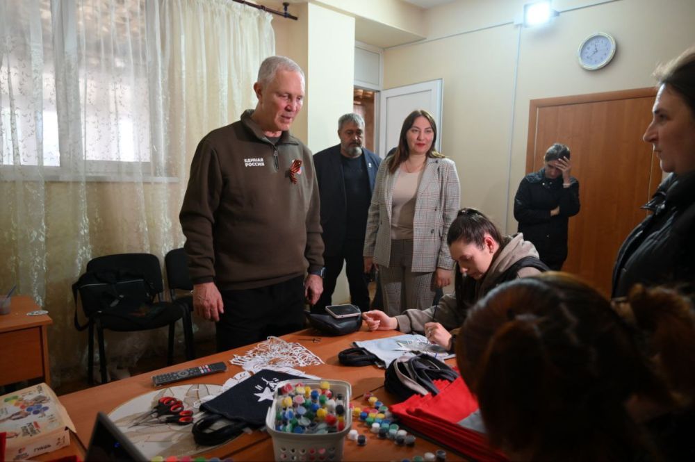 Владимир Сальдо: Провёл рабочую встречу с главой Новотроицкого муниципального округа Евгенией Кузьменко — просто и по-деловому, на лавочке у местного Дворца культуры в Отрадовке Владимир Сальдо: Провёл рабочую встречу с главой Новотроицкого муниципального округа Евгенией Кузьменко — просто и по-деловому, на лавочке у местного Дворца культуры в Отрадовке