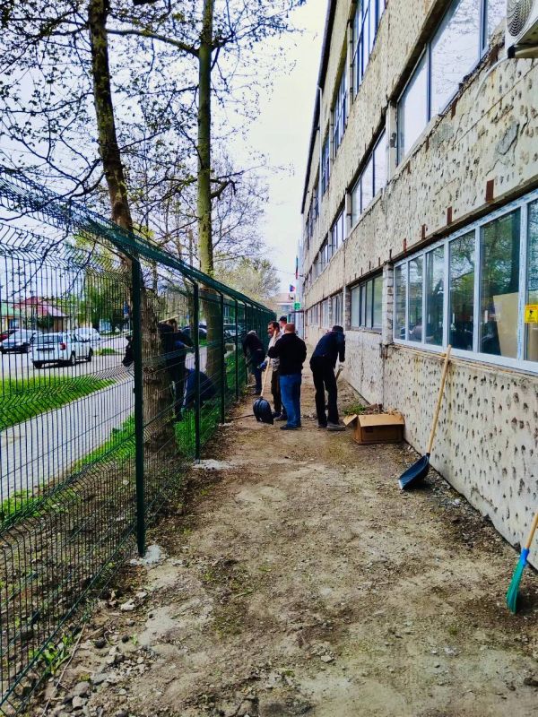 На Областной базе специального медицинского обеспечения в Геническе прошел субботник ко Дню Победы На Областной базе специального медицинского обеспечения в Геническе прошел субботник ко Дню Победы