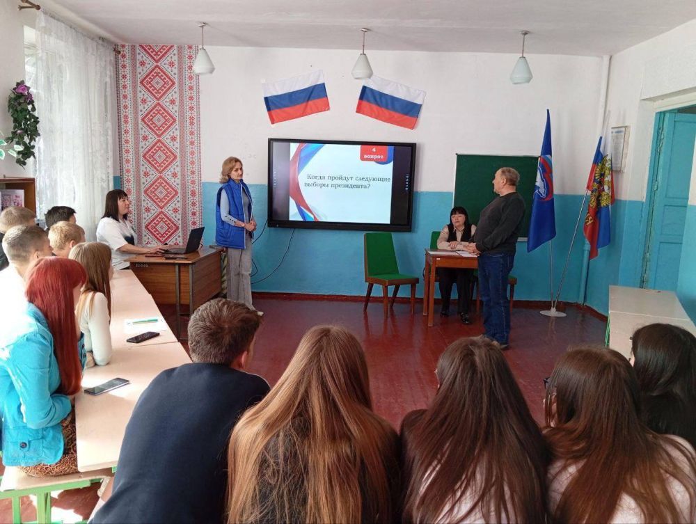 Ко Дню российского парламентаризма депутаты от "Единой России" провели серию встреч со школьниками и студентами Ко Дню российского парламентаризма депутаты от "Единой России" провели серию встреч со школьниками и студентами