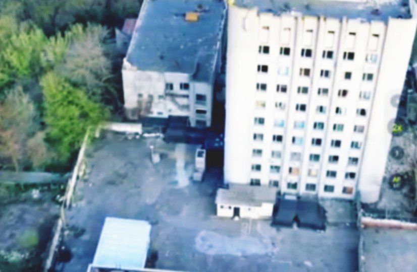 Херсон. Авиаудар. Сегодня утром авиация нанесла удар ФАБ-500 по КП противника в восточной части агломерации города Херсон. Несколько авиабомб поразили нежилое здание в Днепровском районе, где располагались, как операторы... Херсон. Авиаудар. Сегодня утром авиация нанесла удар ФАБ-500 по КП противника в восточной части агломерации города Херсон. Несколько авиабомб поразили нежилое здание в Днепровском районе, где располагались, как операторы...