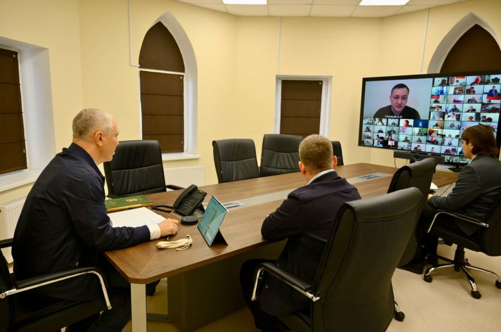 Владимир Сальдо провел еженедельное совещание с Правительством Херсонской области Владимир Сальдо провел еженедельное совещание с Правительством Херсонской области