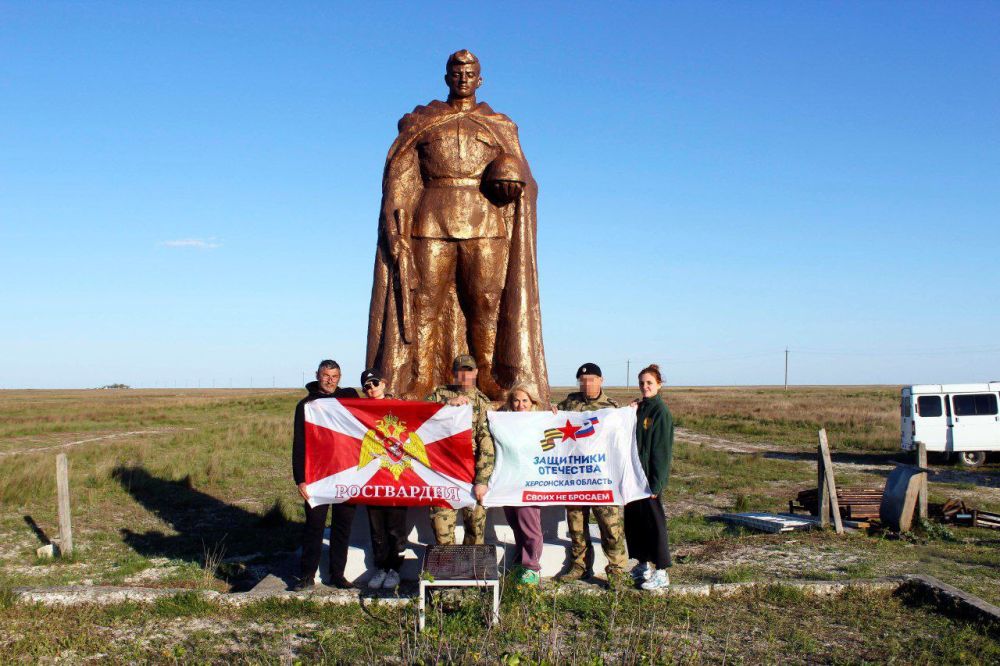 Памятник красноармейцам-десантникам восстановили росгвардейцы на Бирючем острове в Херсонской области Памятник красноармейцам-десантникам восстановили росгвардейцы на Бирючем острове в Херсонской области