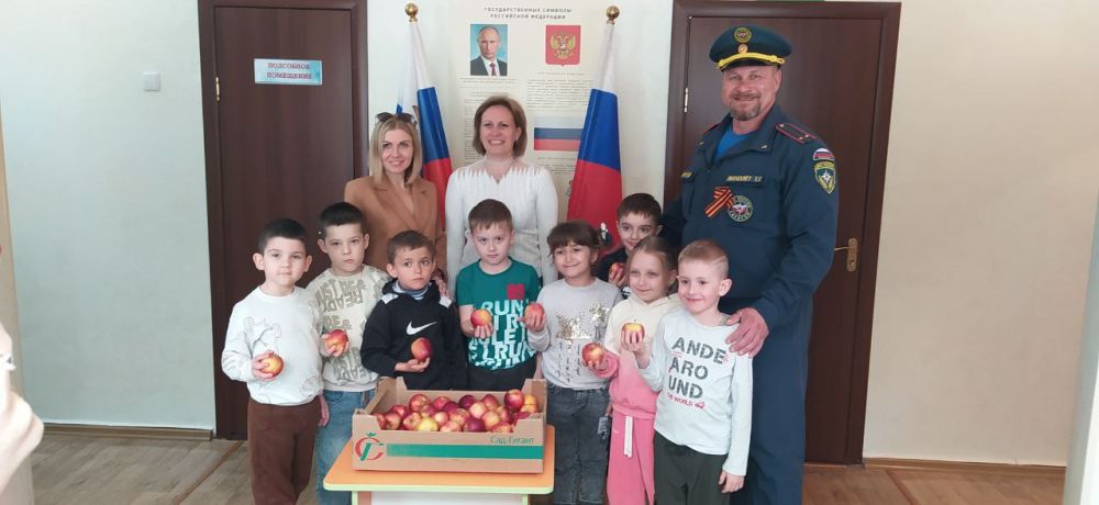 Геническому детскому саду "Ивушка" передали крупные красные плоды яблони от депутатов Ингушетии Геническому детскому саду "Ивушка" передали крупные красные плоды яблони от депутатов Ингушетии