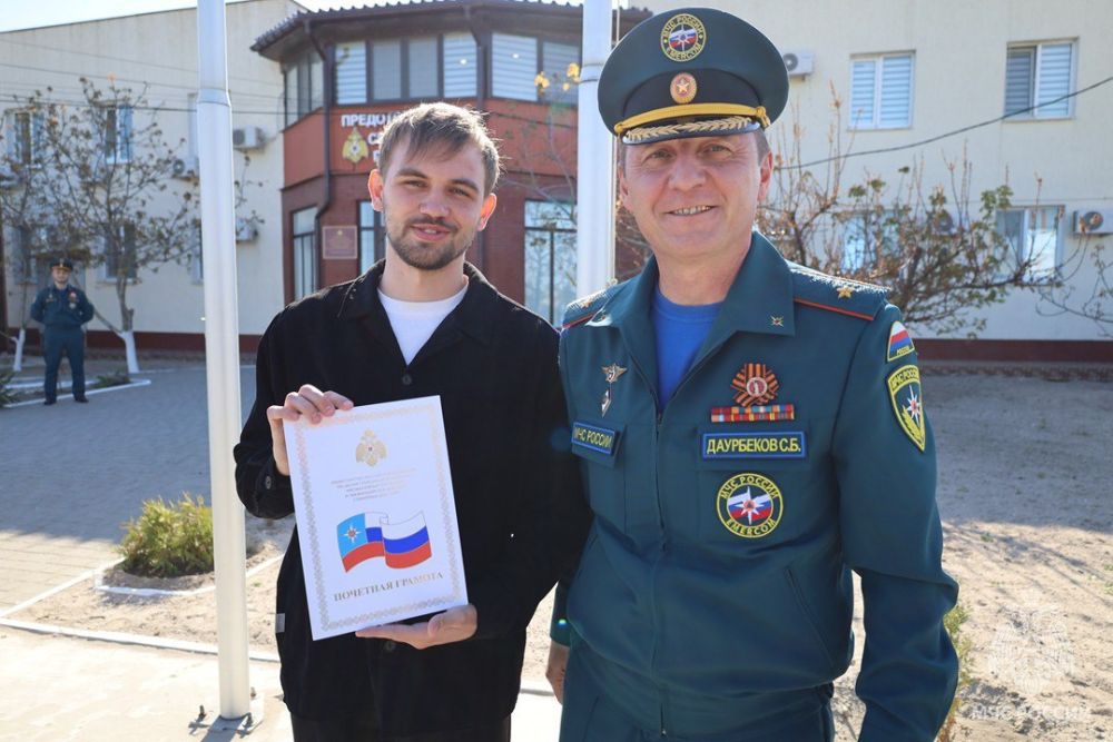 Заместитель директора и шеф-редактор службы новостей ТРК "Таврия" награждены почетной грамотой главы МЧС России Александра Куренкова и медалью "За пропаганду спасательного дела" Заместитель директора и шеф-редактор службы новостей ТРК "Таврия" награждены почетной грамотой главы МЧС России Александра Куренкова и медалью "За пропаганду спасательного дела"