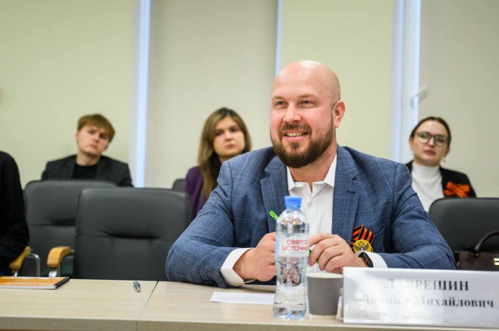 Владимир Сальдо провел рабочее совещание по проекту "Герои Херсонщины" Владимир Сальдо провел рабочее совещание по проекту "Герои Херсонщины"