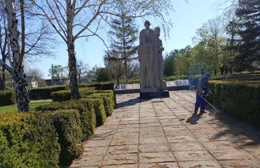В Крестовском территориальном отделе продолжаются работы по благоустройству памятников В Крестовском территориальном отделе продолжаются работы по благоустройству памятников