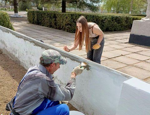 В Крестовском территориальном отделе продолжаются работы по благоустройству памятников В Крестовском территориальном отделе продолжаются работы по благоустройству памятников
