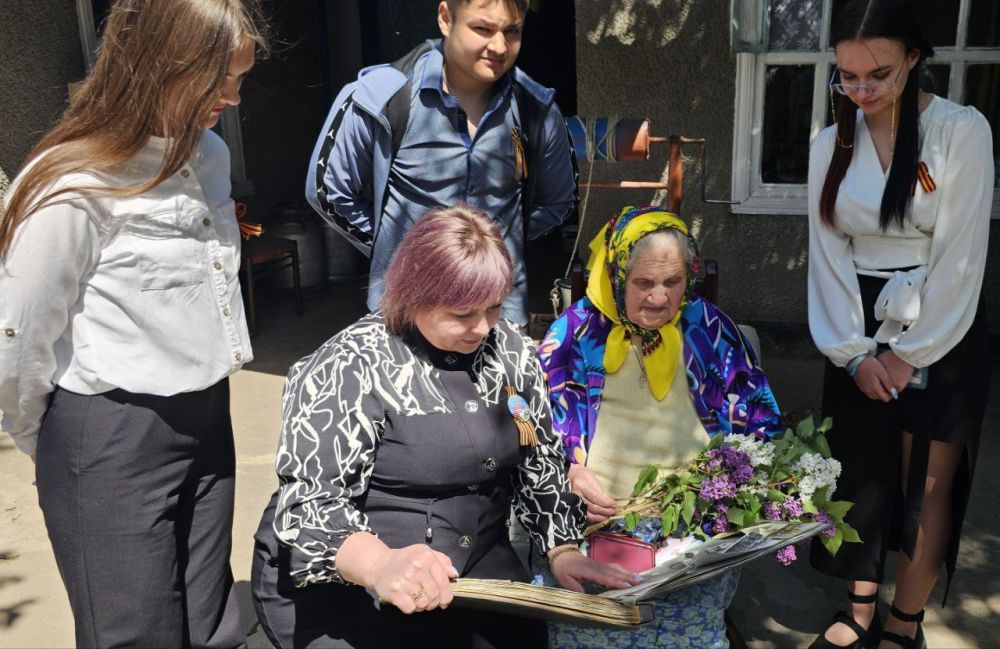 В преддверии Дня Победы сотрудники Государственного казенного учреждения Херсонской области "Региональный центр образования" навестили ветеранов Великой Отечественной войны и детей войны, чтобы поздравить их с наступающим... В преддверии Дня Победы сотрудники Государственного казенного учреждения Херсонской области "Региональный центр образования" навестили ветеранов Великой Отечественной войны и детей войны, чтобы поздравить их с наступающим...