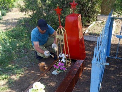 В Крестовском территориальном отделе продолжаются работы по благоустройству памятников В Крестовском территориальном отделе продолжаются работы по благоустройству памятников