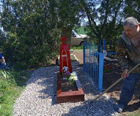 В Крестовском территориальном отделе продолжаются работы по благоустройству памятников В Крестовском территориальном отделе продолжаются работы по благоустройству памятников