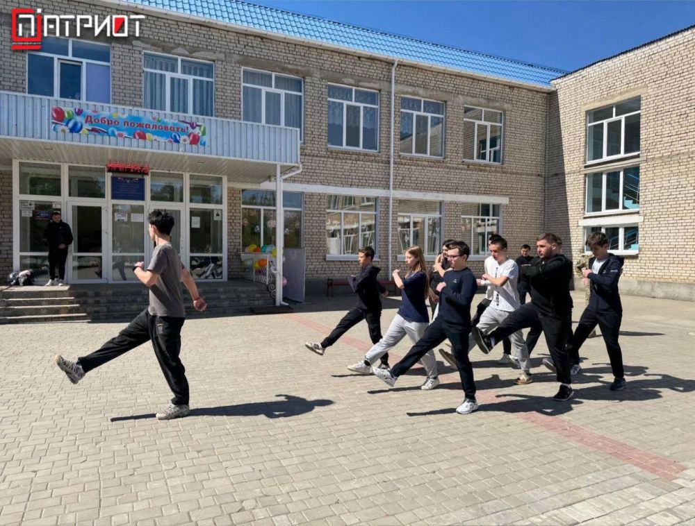 ПУТЬ К ПОБЕДЕ!. Сотрудники АНО «Молодежный центр «Патриот» оказали помощь обучающимся ГБОУ ХО «Асканийская школа Чаплинского района» в подготовке команды для участия в «ЗАРНИЦЕ 2.0». Молодежь настойчиво отработала основные... ПУТЬ К ПОБЕДЕ!. Сотрудники АНО «Молодежный центр «Патриот» оказали помощь обучающимся ГБОУ ХО «Асканийская школа Чаплинского района» в подготовке команды для участия в «ЗАРНИЦЕ 2.0». Молодежь настойчиво отработала основные...