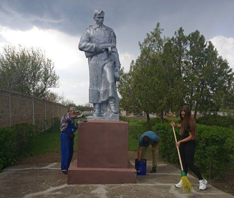 В Крестовском территориальном отделе продолжаются работы по благоустройству памятников В Крестовском территориальном отделе продолжаются работы по благоустройству памятников