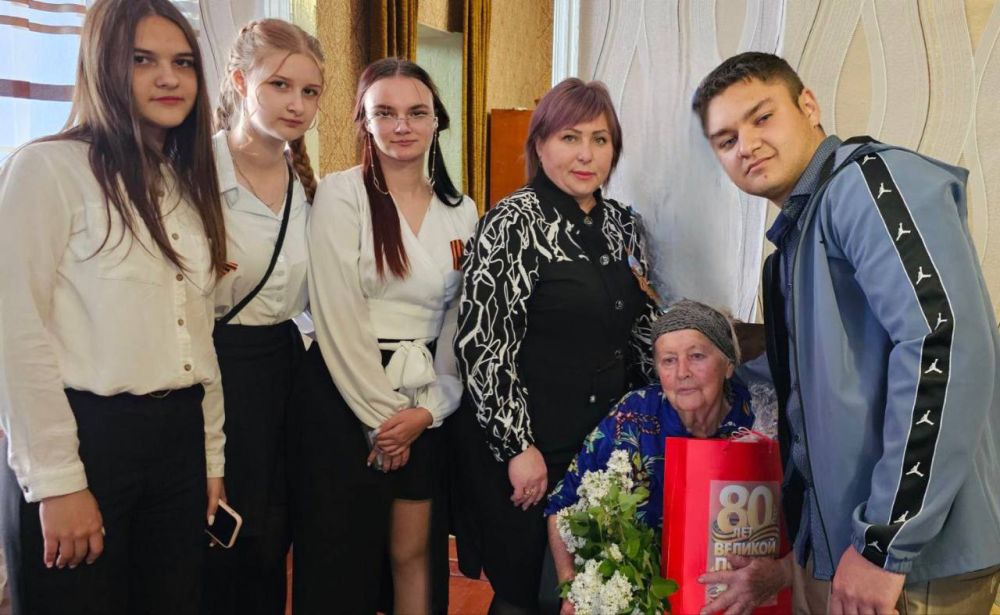 В преддверии Дня Победы сотрудники Государственного казенного учреждения Херсонской области "Региональный центр образования" навестили ветеранов Великой Отечественной войны и детей войны, чтобы поздравить их с наступающим... В преддверии Дня Победы сотрудники Государственного казенного учреждения Херсонской области "Региональный центр образования" навестили ветеранов Великой Отечественной войны и детей войны, чтобы поздравить их с наступающим...