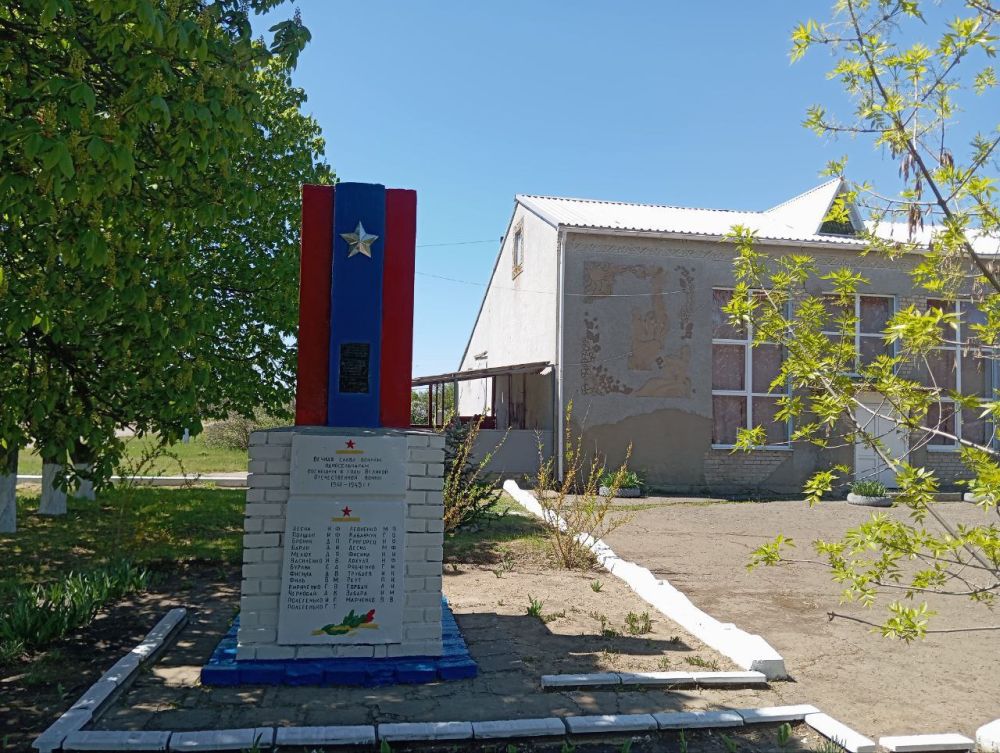В селах Раздольное и Черноморовка облагородили территории вокруг памятников героям Великой Отечественной войны В селах Раздольное и Черноморовка облагородили территории вокруг памятников героям Великой Отечественной войны