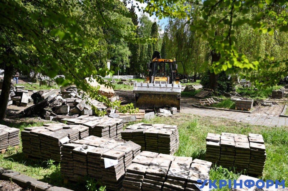 Кощунство в честь «освобождения» от памяти: во Львове раскапывают могилы советских солдат Кощунство в честь «освобождения» от памяти: во Львове раскапывают могилы советских солдат