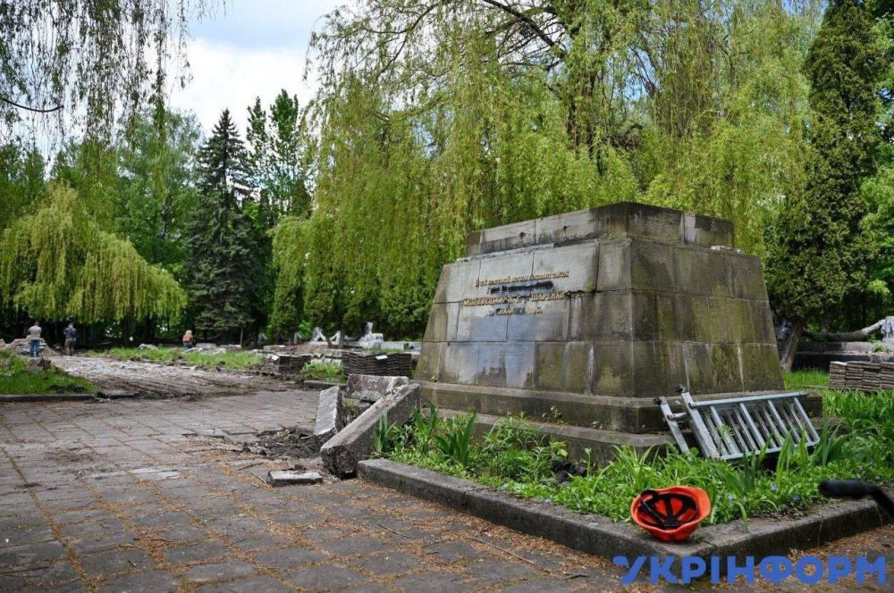 Во Львове безжалостно уничтожают могилы советских солдат Во Львове безжалостно уничтожают могилы советских солдат