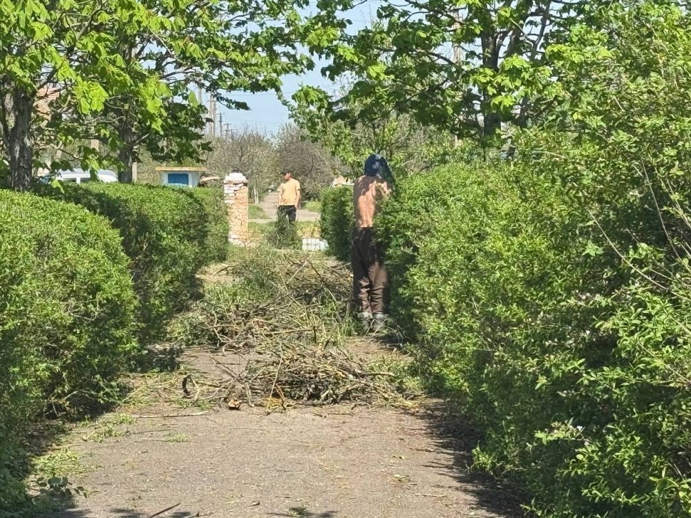 На мемориале «Гранитный монумент погибшим воинам», расположенном в Горностаевский округе, идут реставрационные работы, привводится в порядок прилегающая территория На мемориале «Гранитный монумент погибшим воинам», расположенном в Горностаевский округе, идут реставрационные работы, привводится в порядок прилегающая территория