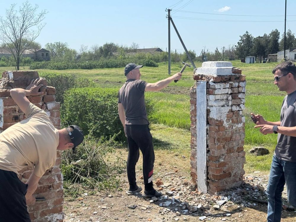На мемориале «Гранитный монумент погибшим воинам», расположенном в Горностаевский округе, идут реставрационные работы, привводится в порядок прилегающая территория На мемориале «Гранитный монумент погибшим воинам», расположенном в Горностаевский округе, идут реставрационные работы, привводится в порядок прилегающая территория