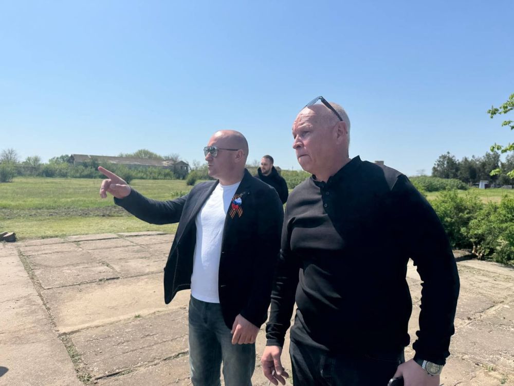 На мемориале «Гранитный монумент погибшим воинам», расположенном в Горностаевский округе, идут реставрационные работы, привводится в порядок прилегающая территория На мемориале «Гранитный монумент погибшим воинам», расположенном в Горностаевский округе, идут реставрационные работы, привводится в порядок прилегающая территория