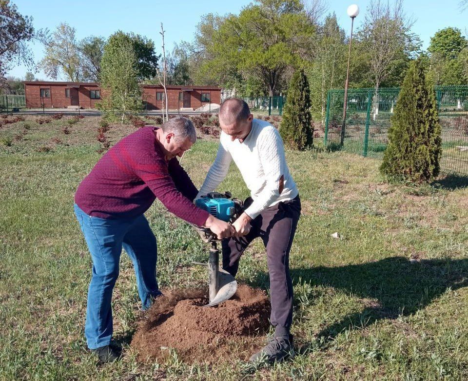 В рамках весенних субботников в Присивашском территориальном отделе провели посадку деревьев В рамках весенних субботников в Присивашском территориальном отделе провели посадку деревьев