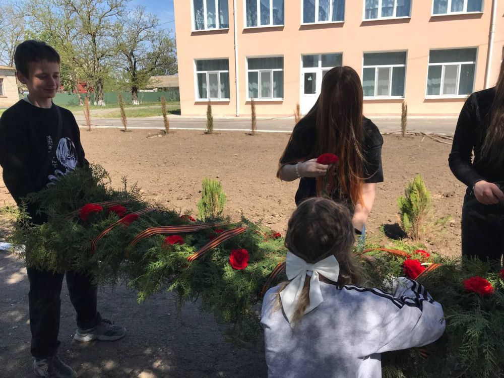 Школьники села Тавричанки изготовили «Гирлянду Победы» Школьники села Тавричанки изготовили «Гирлянду Победы»
