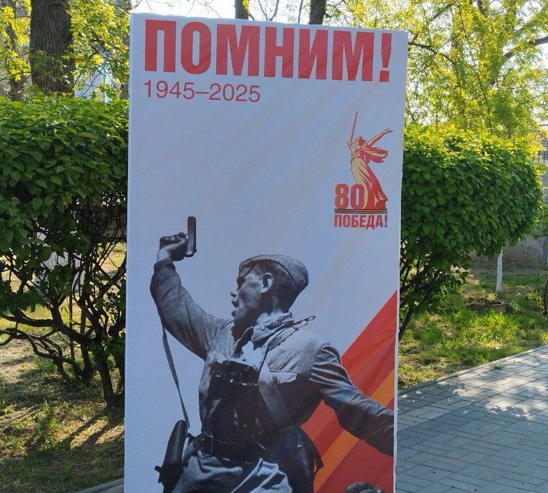 В Геническе завершаются работы по благоустройству сквера Воинской Славы В Геническе завершаются работы по благоустройству сквера Воинской Славы