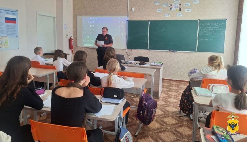 Сотрудники полиции провели уроки патриотического воспитания для школьников Скадовского и Чаплинского округов Сотрудники полиции провели уроки патриотического воспитания для школьников Скадовского и Чаплинского округов
