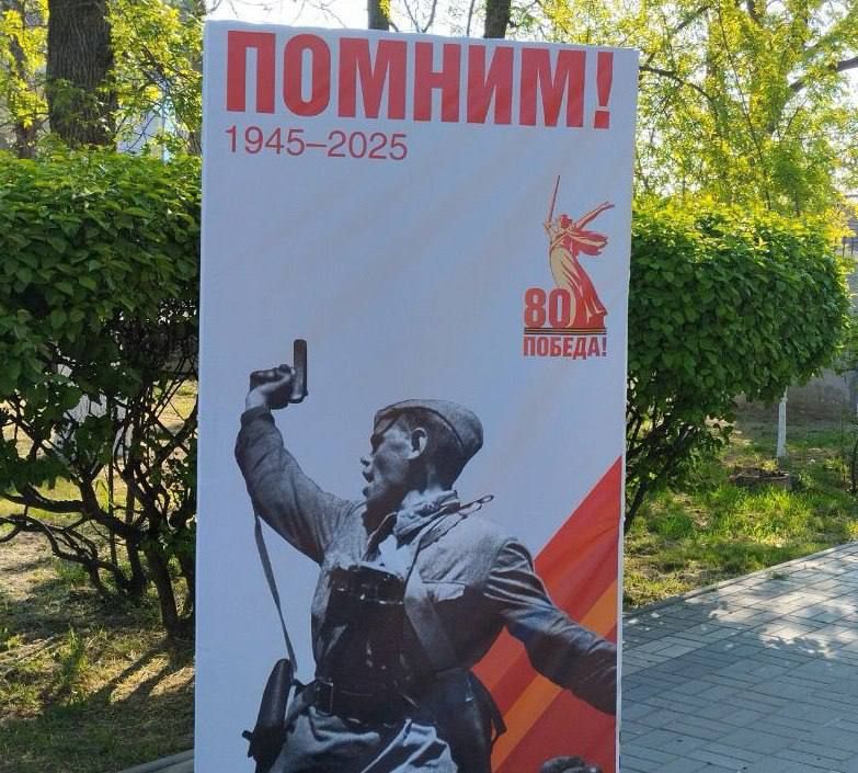 В Геническе подходят к концу восстановительные работы по благоустройству сквера Воинской Славы В Геническе подходят к концу восстановительные работы по благоустройству сквера Воинской Славы