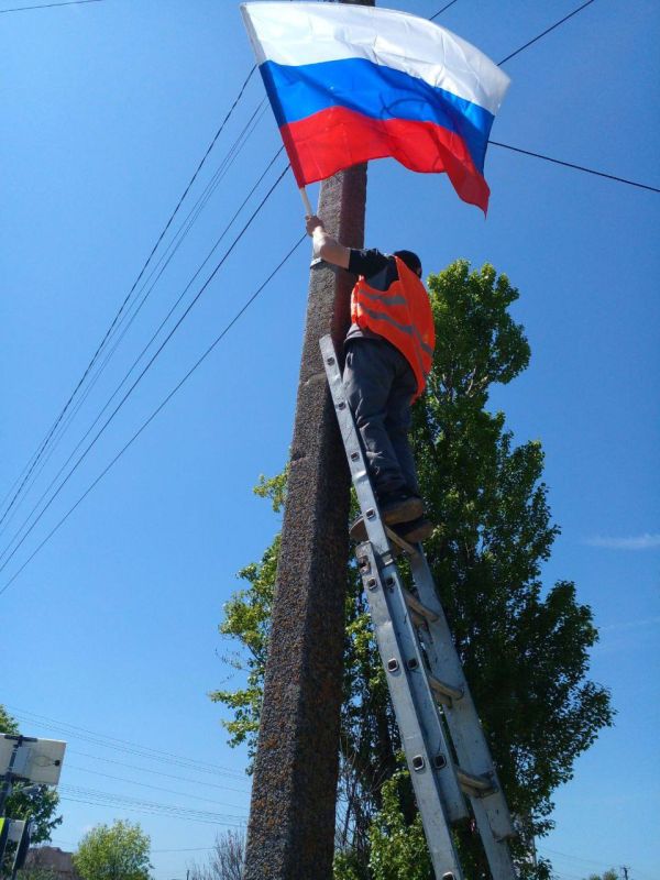 В Геническе работники коммунальных служб в преддверии 80-летия Великой Победы украсили флагами улицы Центральную, Гоголя, Курасова и Соборную В Геническе работники коммунальных служб в преддверии 80-летия Великой Победы украсили флагами улицы Центральную, Гоголя, Курасова и Соборную