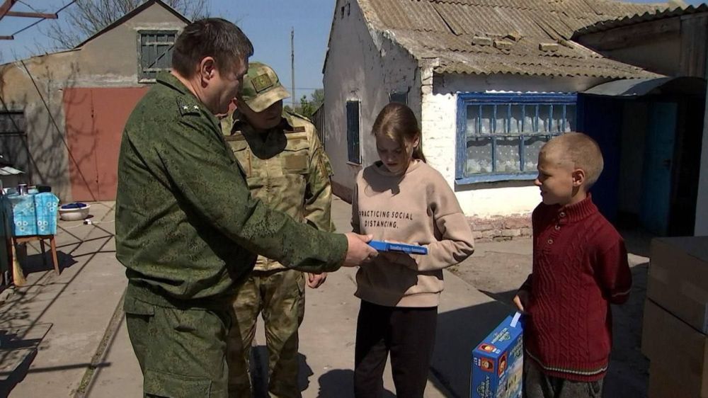 Офицеры СК России вручили подарки юному герою Херсонской области, который спас семью во время пожара Офицеры СК России вручили подарки юному герою Херсонской области, который спас семью во время пожара