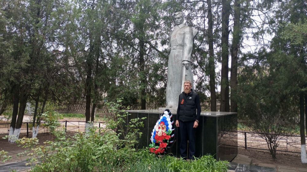 В селе Малокаховка в преддверии празднования 80-ой годовщины Великой Победы состоялась церемония возложения венков и цветов к памятнику воинам-односельчанам, погибших в сражениях с гитлеровскими захватчиками В селе Малокаховка в преддверии празднования 80-ой годовщины Великой Победы состоялась церемония возложения венков и цветов к памятнику воинам-односельчанам, погибших в сражениях с гитлеровскими захватчиками