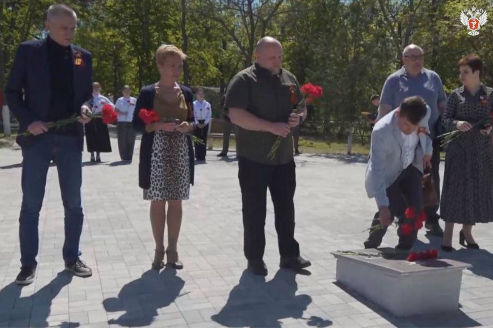 Андрей Плутницкий возложил цветы к памятнику жертвам фашизма в Геническе Херсонской области Андрей Плутницкий возложил цветы к памятнику жертвам фашизма в Геническе Херсонской области