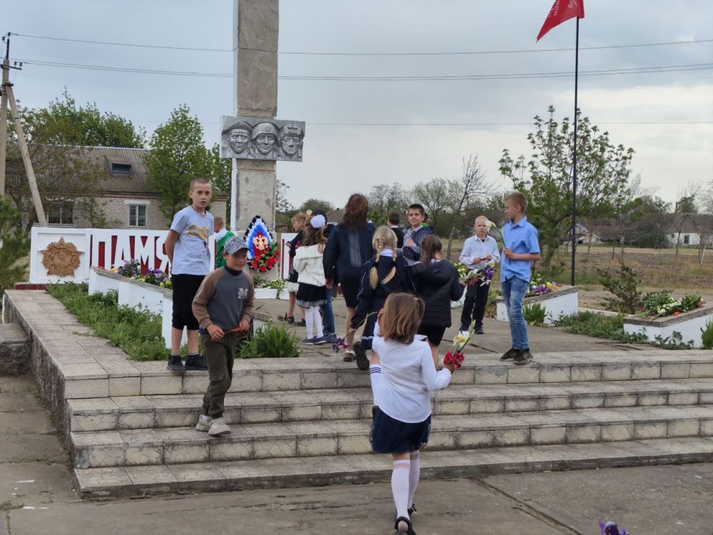 Первые Костогрызовской школы почтили память героев Великой Отечественной войны Первые Костогрызовской школы почтили память героев Великой Отечественной войны