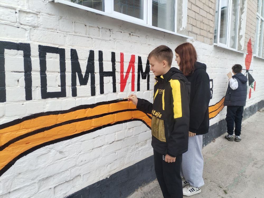 Активисты Движения Первых Краснянской школы и сотрудники Скадовской администрации создали памятный мурал Активисты Движения Первых Краснянской школы и сотрудники Скадовской администрации создали памятный мурал