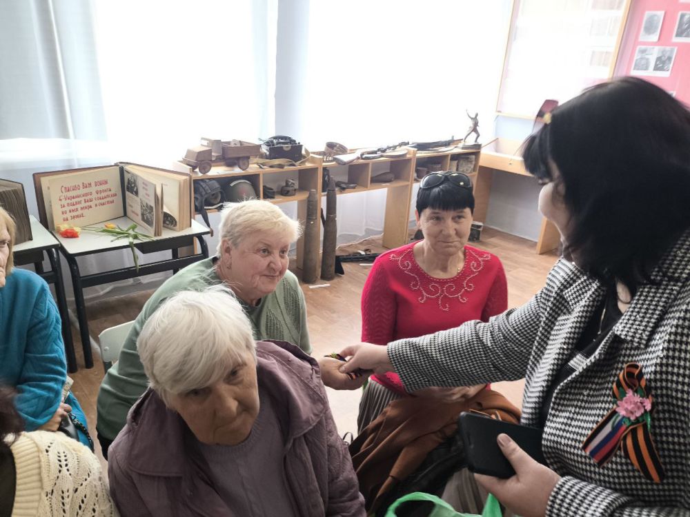 В преддверии праздника Великой Победы, Глава Великолепетихского муниципального округа Ольга Барановская поздравила подопечных клуба «Вдохновение» ГБУ ХО "Великолепетихский комплексный центр социального обслуживания... В преддверии праздника Великой Победы, Глава Великолепетихского муниципального округа Ольга Барановская поздравила подопечных клуба «Вдохновение» ГБУ ХО "Великолепетихский комплексный центр социального обслуживания...