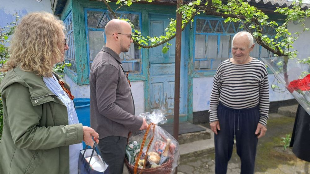 Глава Великолепетихского округа Ольга Барановская совместно с представителями ГУП "Херсонская зерновая компания" почтили память павших воинов и ветеранов Великой Отечественной войны, проживающих на территории округа Глава Великолепетихского округа Ольга Барановская совместно с представителями ГУП "Херсонская зерновая компания" почтили память павших воинов и ветеранов Великой Отечественной войны, проживающих на территории округа