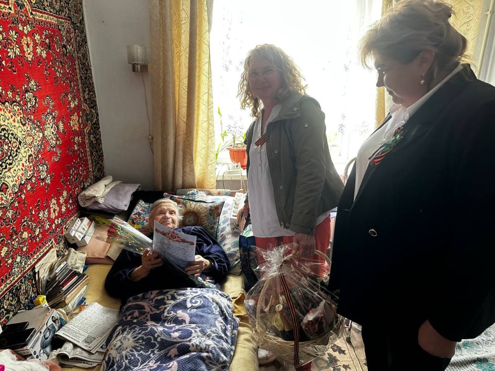 Глава Великолепетихского округа Ольга Барановская совместно с представителями ГУП "Херсонская зерновая компания" почтили память павших воинов и ветеранов Великой Отечественной войны, проживающих на территории округа Глава Великолепетихского округа Ольга Барановская совместно с представителями ГУП "Херсонская зерновая компания" почтили память павших воинов и ветеранов Великой Отечественной войны, проживающих на территории округа