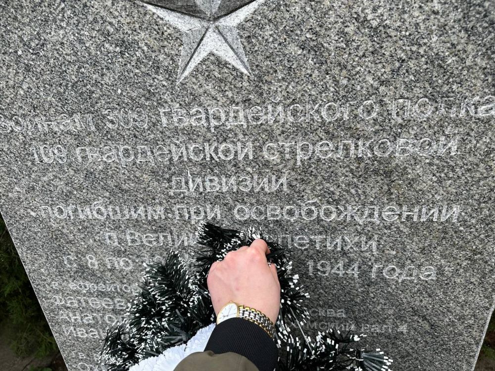 Глава Великолепетихского округа Ольга Барановская совместно с представителями ГУП "Херсонская зерновая компания" почтили память павших воинов и ветеранов Великой Отечественной войны, проживающих на территории округа Глава Великолепетихского округа Ольга Барановская совместно с представителями ГУП "Херсонская зерновая компания" почтили память павших воинов и ветеранов Великой Отечественной войны, проживающих на территории округа