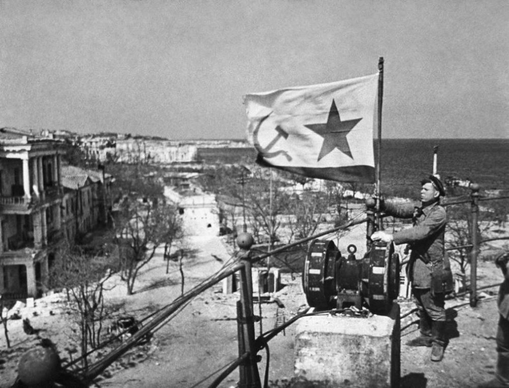 9 мая 1944 года от немецко-фашистских захватчиков освобождён легендарный город русской воинской славы - Севастополь 9 мая 1944 года от немецко-фашистских захватчиков освобождён легендарный город русской воинской славы - Севастополь