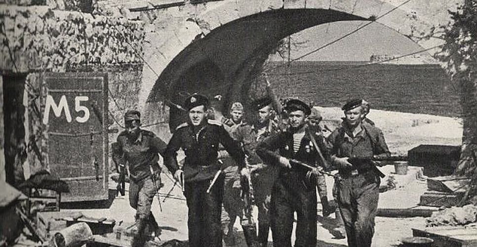 9 мая 1944 года от немецко-фашистских захватчиков освобождён легендарный город русской воинской славы - Севастополь 9 мая 1944 года от немецко-фашистских захватчиков освобождён легендарный город русской воинской славы - Севастополь