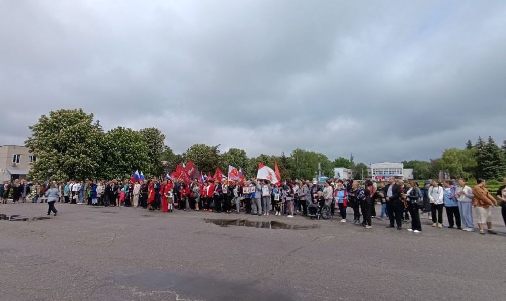 В пгт Чаплинка прошел митинг, посвященный 80-летию со Дня Победы В пгт Чаплинка прошел митинг, посвященный 80-летию со Дня Победы