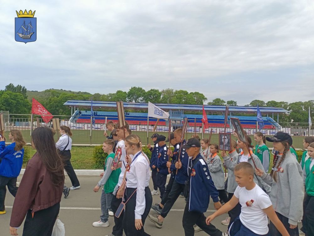 Школьники Алешкинского округа приняли участие в акции "Бессмертный полк" в Анапе Школьники Алешкинского округа приняли участие в акции "Бессмертный полк" в Анапе