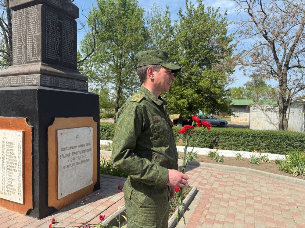 На Херсонщине офицеры СК России благоустроили памятник Неизвестному Солдату и мемориал "Погибшим односельчанам" На Херсонщине офицеры СК России благоустроили памятник Неизвестному Солдату и мемориал "Погибшим односельчанам"